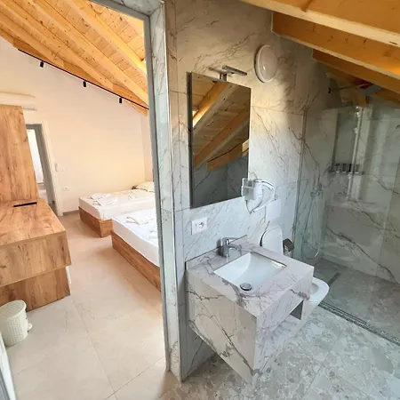 Brian 4* Velipojë